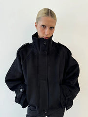 Damen Kurz geschnittene Oversize-Wolljacke mit hohem Stehkragen, Schulterklappen und verstellbaren Ärmelriegeln Nord Taschen – Schwarz