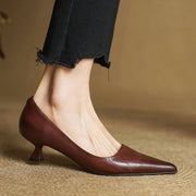 Serelina - Elegante Pumps mit spitzer Zehenpartie und Kitten-Heel – Kaffee