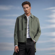 Herren Kurz‑Chorecoat mit Hemdkragen, aufgesetzten Taschen und minimalistischer Knopfleiste Nord Taschen – Grün