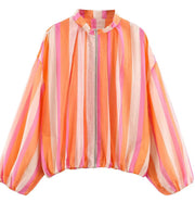 Damen Gestreifte Cropped Blousonjacke mit Stehkragen, Reißverschluss und Ballonärmeln Nord Taschen – Orange geblümt