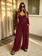 Damen Langer Jumpsuit mit weitem Bein, tiefem Rundhals und Eingrifftaschen Nord Taschen – Weinrot