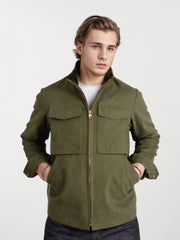 Herren Kurze Denim-Fieldjacke mit Stehkragen, Reißverschluss und aufgesetzten Brusttaschen Nord Taschen – Olivgrün