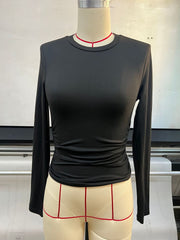 Damen Figurbetontes langärmeliges Crop-Shirt mit seitlicher Raffung Nord Taschen – Produktfoto