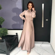 Damen Maxikleid aus fließendem Satin mit Stehkragen und Bindegürtel Nord Taschen – Champagner