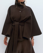 Damen Kurzcape-Jacke mit hohem Stehkragen, Bindegürtel und kastiger Silhouette Nord Taschen – Kaffeebraun