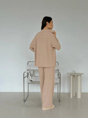 Damen Zweiteiliges Lounge-Set Oversize-Bluse mit Brusttasche und weiter Palazzo-Hose Nord Taschen – Kamelbraun