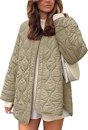 Damen Steppjacke im Oversize Design mit gewölbter Steppung und seitlichem Schlitz Nord Taschen – Khaki