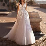Damen Anmutiges V-Ausschnitt Florales Detail Hochzeitskleid – Romantisches Brautkleid – Weiß