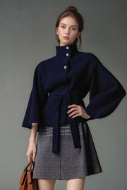 Damen Kurzcape-Jacke mit hohem Stehkragen, Bindegürtel und kastiger Silhouette Nord Taschen – Navyblau