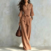 Damen Jumpsuit Wickel-Optik mit weitem Bein, Taillengürtel und Glockenärmeln Nord Taschen – Hellbraun