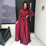 Damen Maxikleid aus fließendem Satin mit Stehkragen und Bindegürtel Nord Taschen – Weinrot