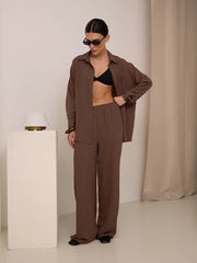 Damen Zweiteiliges Lounge-Set Oversize-Bluse mit Brusttasche und weiter Palazzo-Hose Nord Taschen – Dunkelbraun