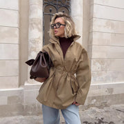Damen Kurzparka mit Taillenzug und hohem Kragen Nord Taschen – Khaki