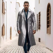 Herren Langer glänzender Kunstleder-Trenchcoat mit Doppelreiher und markantem Revers Nord Taschen – Silber