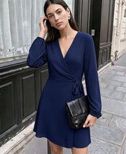 Damen Elegantes Wickel-Minikleid mit tiefem V-Ausschnitt und langen Ärmeln Nord Taschen – Marineblau