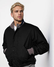 Herren Kurzblouson mit Stehkragen, verdeckter Druckknopfleiste und Rippbündchen Nord Taschen – Schwarz