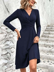 Damen Wickel-Midikleid mit V-Ausschnitt und taillierter Drapierung Nord Taschen – Dunkelblau
