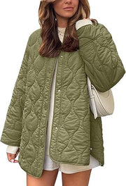 Damen Steppjacke im Oversize Design mit gewölbter Steppung und seitlichem Schlitz Nord Taschen – Olivgrün