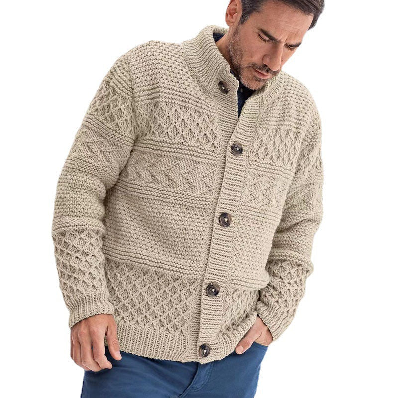 Herren Strickjacke mit aufwendigen Zopfmuster und hoher Kragen Aliams