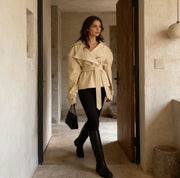 Damen Cropped-Trenchjacke mit doppelter Knopfleiste, Taillengürtel und Schulterriegeln Nord Taschen – Khaki