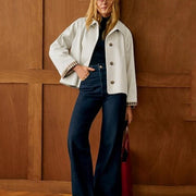 Damen Boxy-Shortcoat mit übergroßem Revers und Karomanschetten Nord Taschen – Weiß