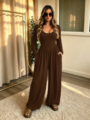 Damen Langer Jumpsuit mit weitem Bein, tiefem Rundhals und Eingrifftaschen Nord Taschen – Kaffeebraun