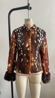 Damen Taillierte Kurzjacke mit Leopardenmuster und Kunstpelzmanschetten Nord Taschen – Kunstfell-Stehkragenjacke mit Rehmuster – Bildfarbe