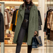 Damen Langer Teddy-Mantel aus Kunstfell mit Oversize-Schnitt und Schalkragen Nord Taschen – Olivgrün