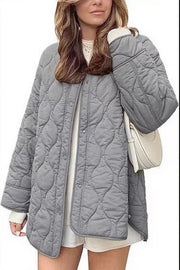 Damen Steppjacke im Oversize Design mit gewölbter Steppung und seitlichem Schlitz Nord Taschen – Grau