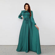 Damen Maxikleid aus fließendem Satin mit Stehkragen und Bindegürtel Nord Taschen – Dunkelgrün