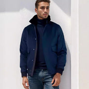 Herren Bomberjacke mit Stehkragen, Druckknopfleiste und aufgesetzten Pattentaschen Nord Taschen – Marineblau