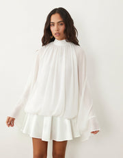Damen Chiffon-Minikleid mit geraffter Blusentunika, Stehkragen und Volantrock Nord Taschen – Weiß