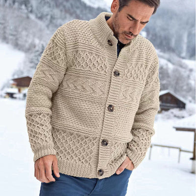 Herren Strickjacke mit aufwendigen Zopfmuster und hoher Kragen Aliams