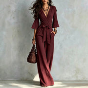 Damen Jumpsuit Wickel-Optik mit weitem Bein, Taillengürtel und Glockenärmeln Nord Taschen – Weinrot