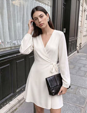 Damen Elegantes Wickel-Minikleid mit tiefem V-Ausschnitt und langen Ärmeln Nord Taschen – Weiß
