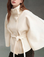 Damen Kurzcape-Jacke mit hohem Stehkragen, Bindegürtel und kastiger Silhouette Nord Taschen – Weiß
