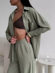 Damen Zweiteiliges Lounge-Set Oversize-Bluse mit Brusttasche und weiter Palazzo-Hose Nord Taschen – Armeegrün
