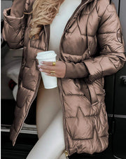 Damen Glänzende Steppjacke mit Kapuze, Kordelzug und leicht tailliertem Schnitt Nord Taschen – Braun