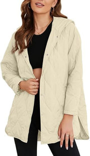 Damen gesteppte Kapuzenjacke mit Druckknopfleiste, seitlichen Schlitzen und mittlerer Länge Nord Taschen – Apricot