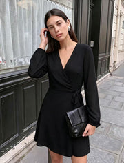 Damen Elegantes Wickel-Minikleid mit tiefem V-Ausschnitt und langen Ärmeln Nord Taschen – Schwarz
