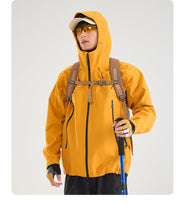 Damen Leichte technische Regenjacke im Oversize-Utility-Schnitt mit verstellbarer Kapuze Nord Taschen – Gold