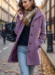 Damen Kurzmantel aus Velourslederimitat mit Hemdkragen, Knopfleiste und seitlichen Eingrifftaschen Nord Taschen – Lila