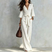 Damen Jumpsuit Wickel-Optik mit weitem Bein, Taillengürtel und Glockenärmeln Nord Taschen – Weiß
