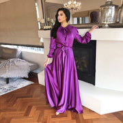 Damen Maxikleid aus fließendem Satin mit Stehkragen und Bindegürtel Nord Taschen – Violett