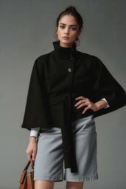 Damen Kurzcape-Jacke mit hohem Stehkragen, Bindegürtel und kastiger Silhouette Nord Taschen – Schwarz