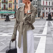 Damen Leichte Kurztrenchjacke mit weiten Revers, langen Bindegürtel und verstellbaren Manschetten Nord Taschen – Olivgrün