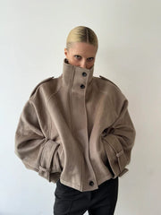 Damen Kurz geschnittene Oversize-Wolljacke mit hohem Stehkragen, Schulterklappen und verstellbaren Ärmelriegeln Nord Taschen – Khaki