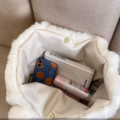 Kuschelige Handtasche | Weiches Kunstfell | Winterlicher Chic