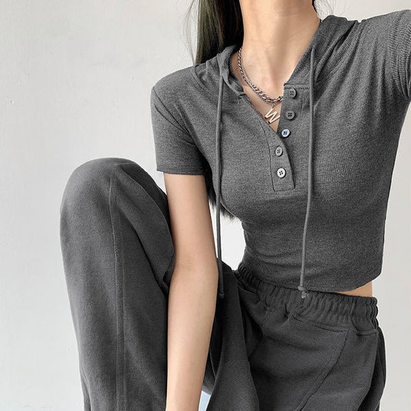 Brigitte – crop-top mit kapuze und knöpfen