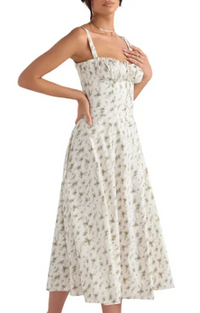 Blumiges bustierkleid mit mittlerer taille